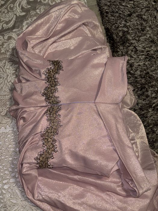 Rochie lunga pe umeri . Marimea 42