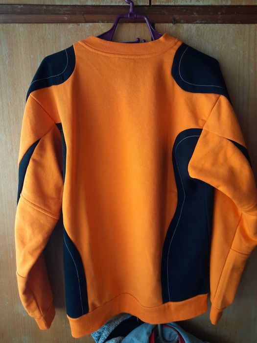 Зелен халат за възрастен, детски бял халат и оранжево-черен суичър