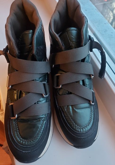 Женские кроссовки