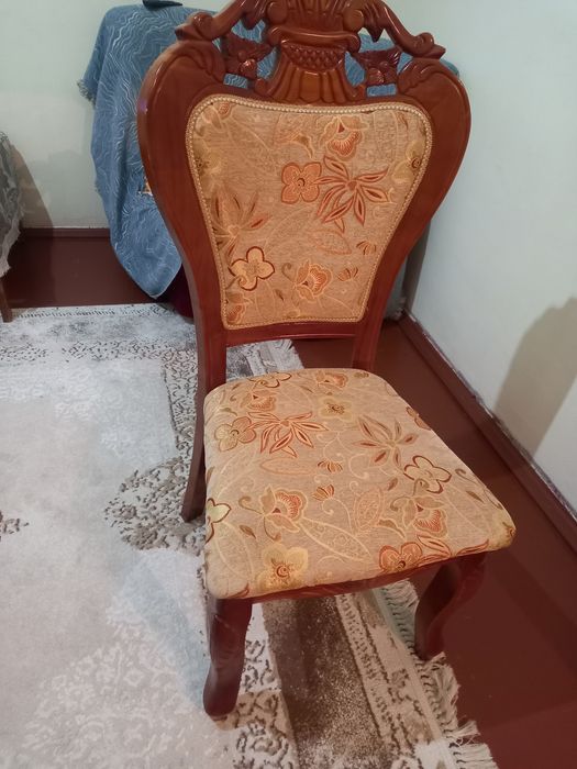 Стол и стулья продается