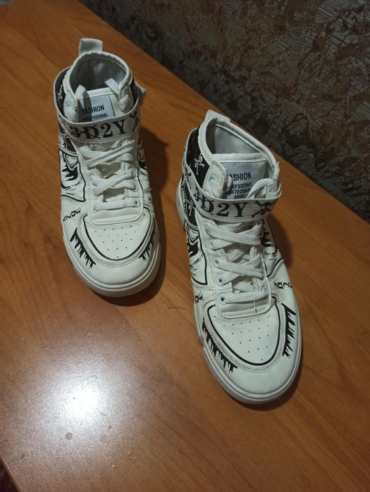 Кроссовки аниме в отличном состоянии