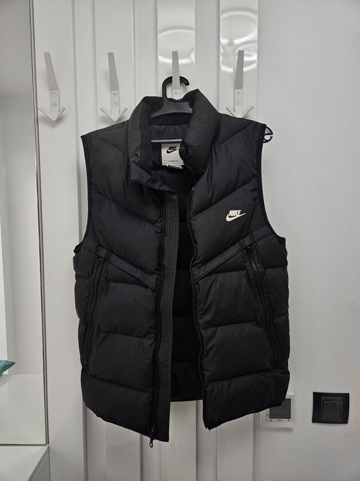 Vestă Nike originală 60% REDUCERE 

Preț magazin 799 ron.

Prețul este