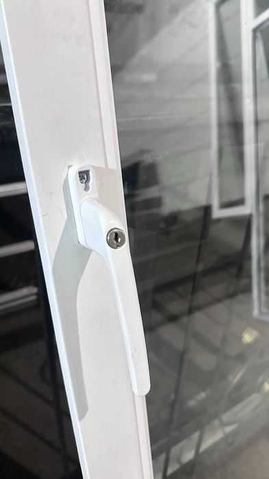 Продам пластиковую дверь новая