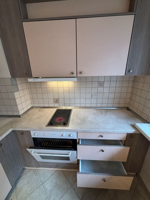 Продава са кухня със маса и 2 стол