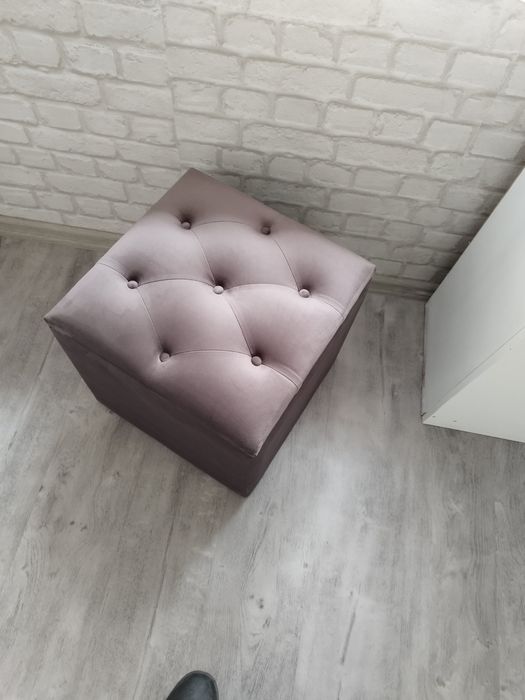 Vând taburet ( taburel)din catifea gri inchis cu spatiu pentru depozit