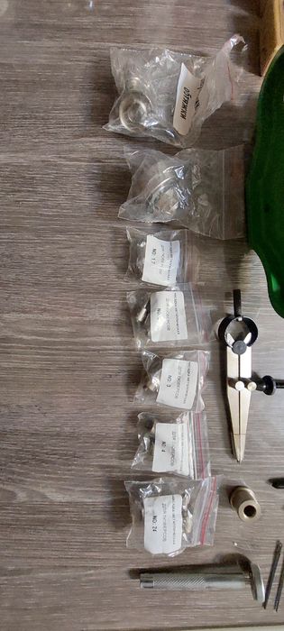 Набор инструментов для работы с кожей.