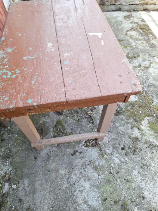 Ретро маса гитинакс и стари дървени маси