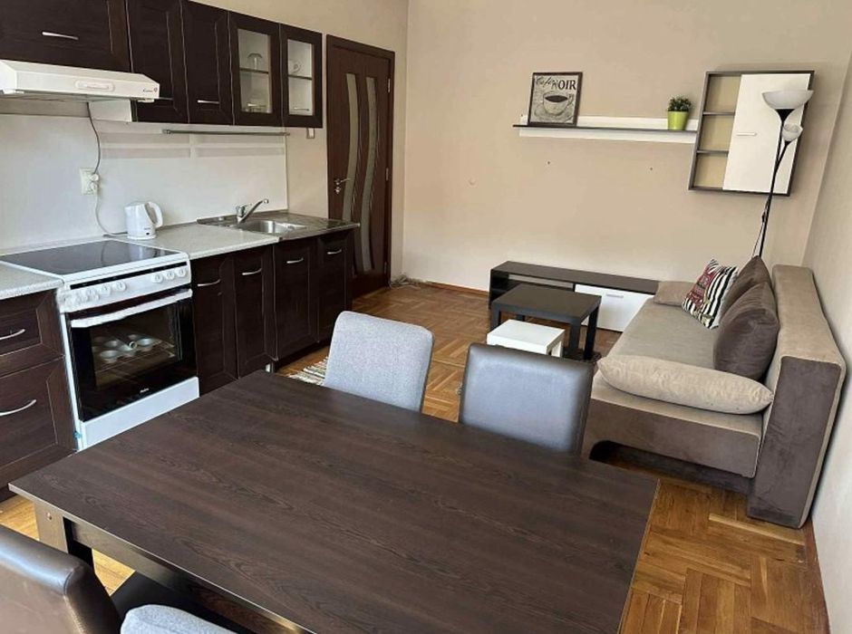 Дава се под наем Тристаен апартамент в София, Център - 58 кв.м за 599 € - Снимка #1