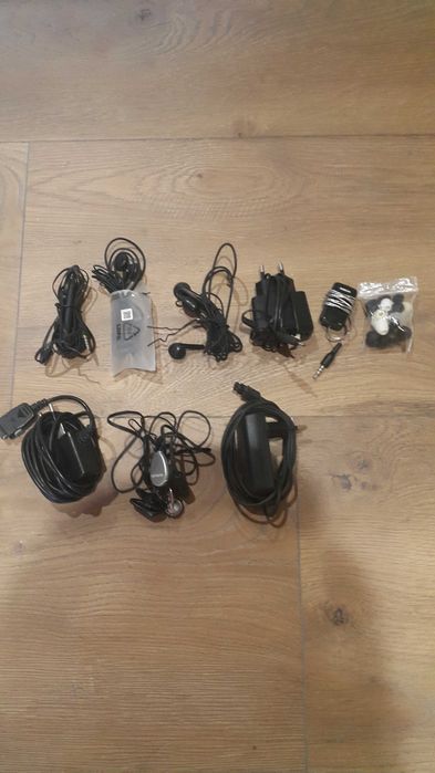 Продавам  слушалки и зарядни