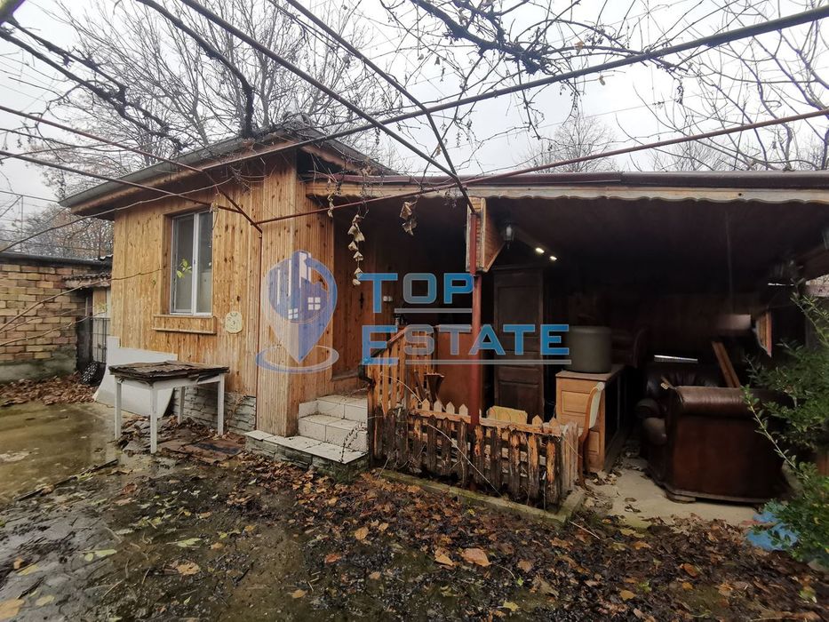 Едноетажна тухлена къща след основен ремонт в квартал Калтинец,  град