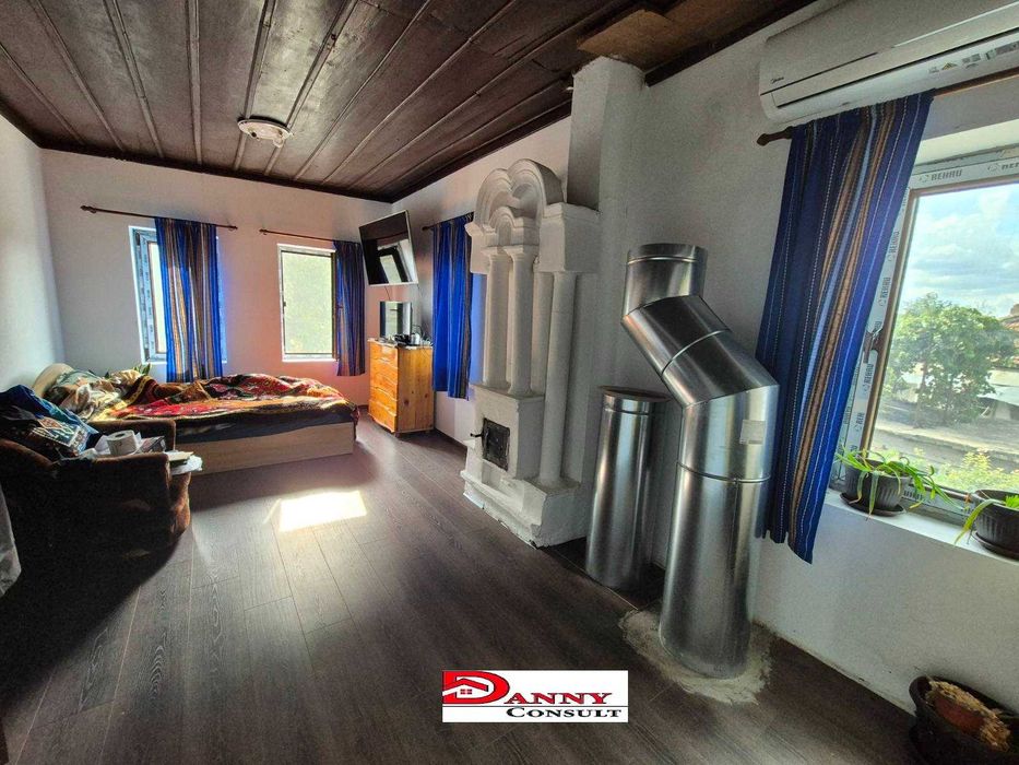 Двуетажна къща с двор и соларна система в с. Кесарево