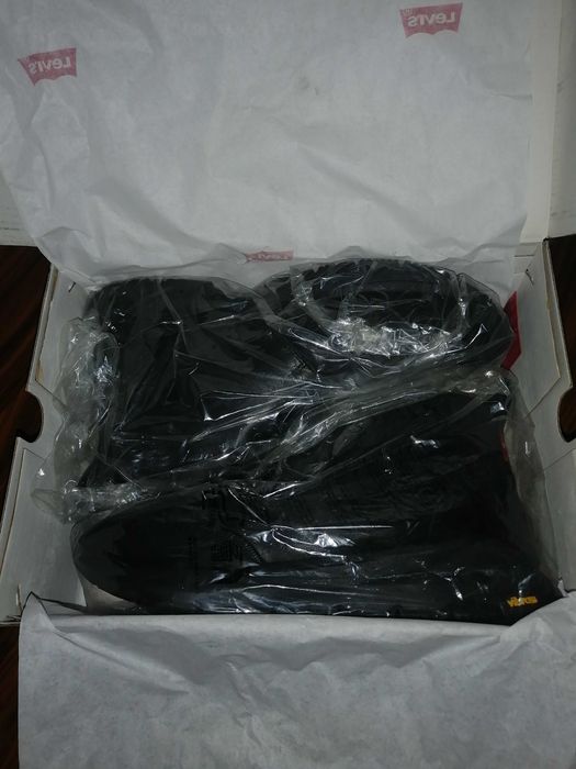 Ghete Levi's din piele naturala