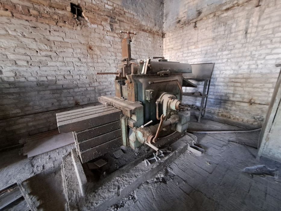 Продаётся фрезерный станок б.у