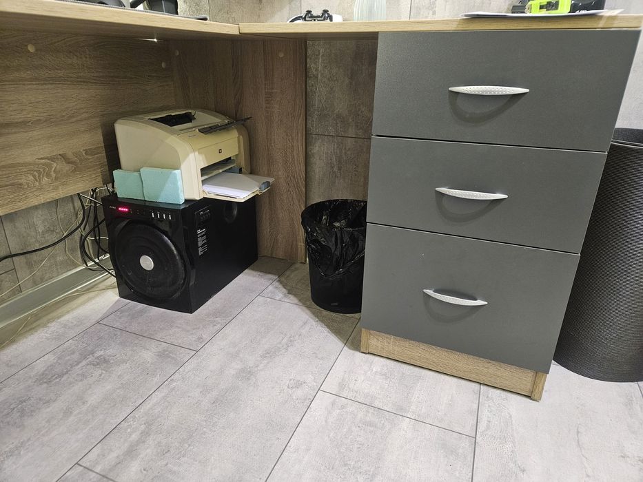 Ъглово бюро и гейминг стол