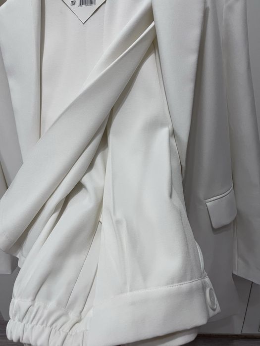 Продам костюм новый