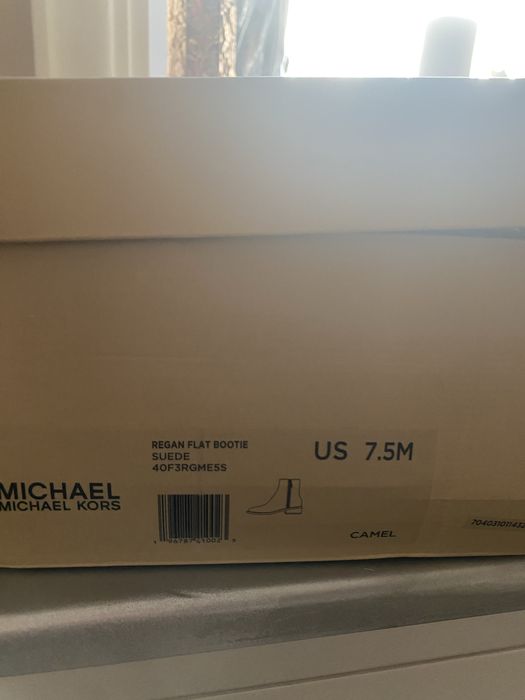 Ghete Mickael Kors noi in cutie