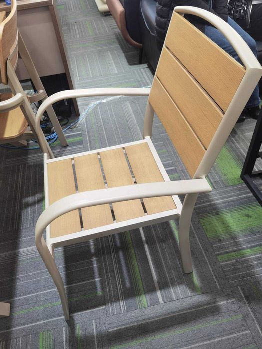 Столове и маси от WPC и алуминий – здрави, елегантни и бюджетни