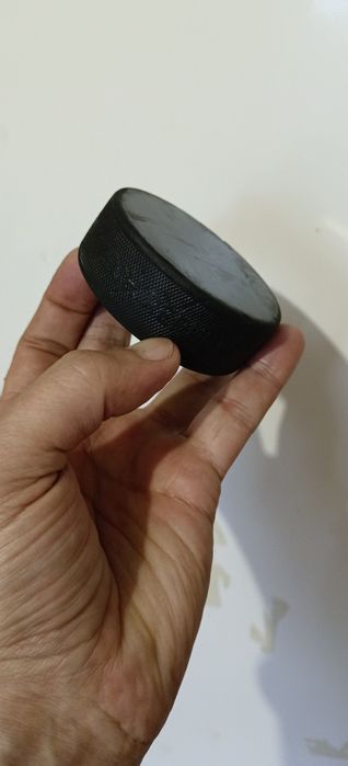 Хоккейные шайбы: новые и б/у.