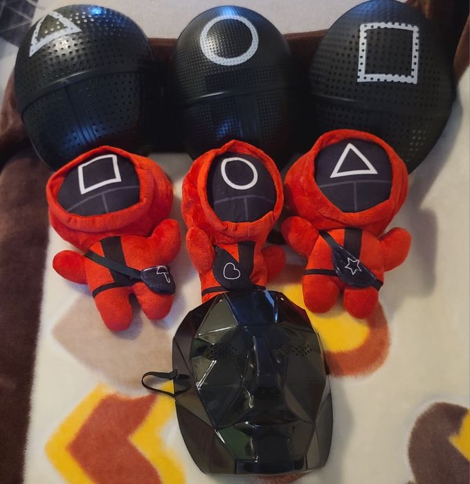 Plusuri si Jocul Gonggi Calamarului / Squid Game