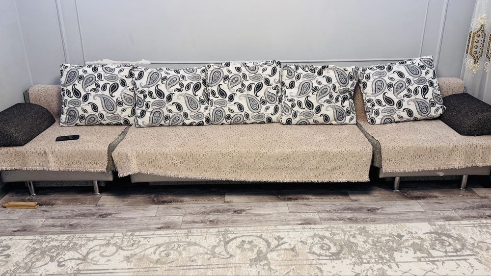 Диван с подушками