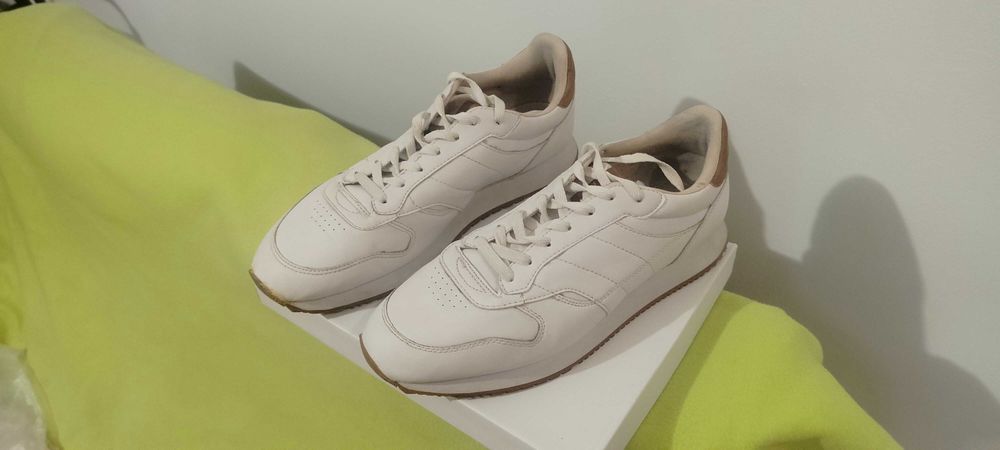 Бели обувки Pull and Bear
