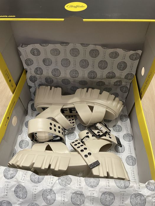 Сандали на платформа Buffalo, бежови