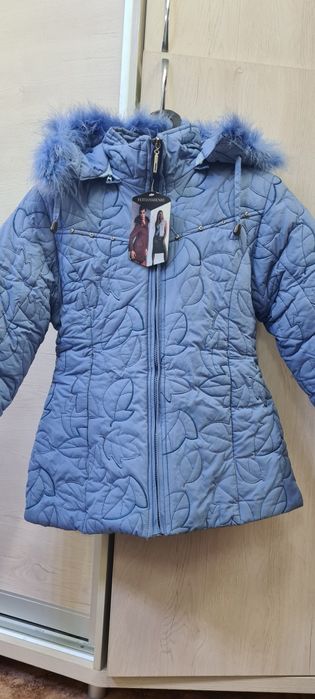 Продам демисезонную куртку для девочки