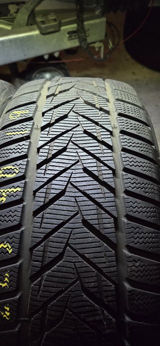 2 бр.Зимни гуми VREDESTEIN 225/40/19 ДОТ3818