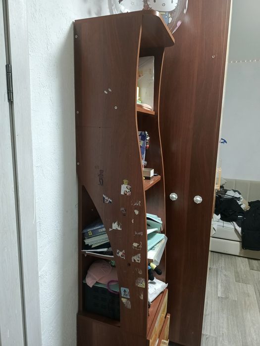 Продам детский гарнитур.2 шкафа ,стол письменный,