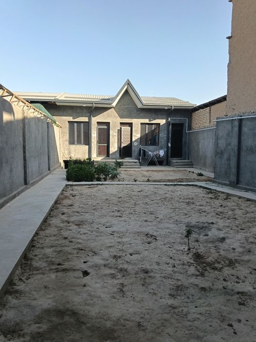 Назарбек харакат 3 сот. 7 комн . Новостройка .