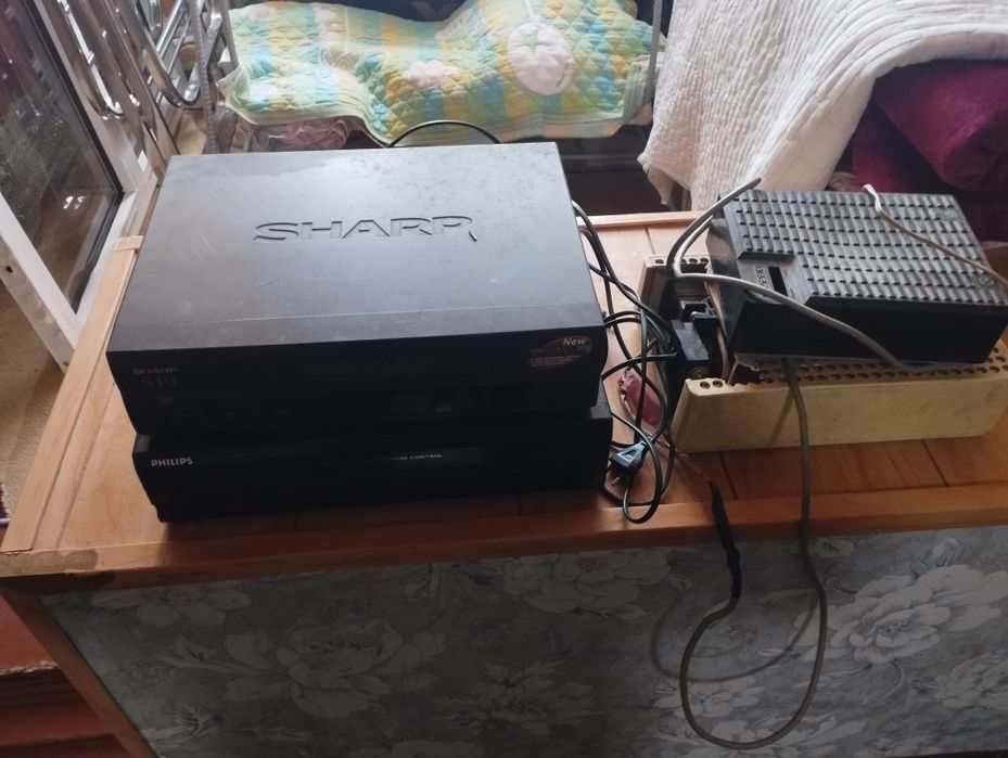 Продам,видео магнитофон и две стабилизатора