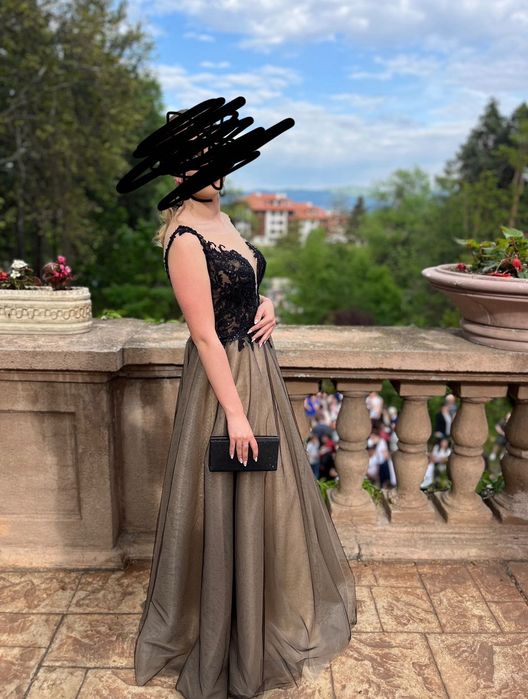 Бална рокля-с ефектен гръб