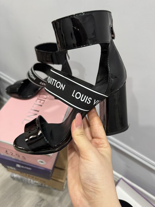 Продам босоножки