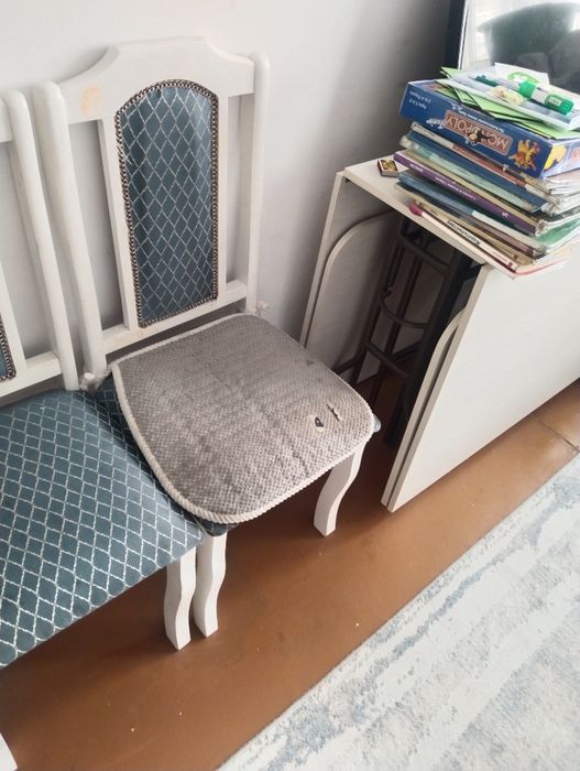 Продам Стол и стулья