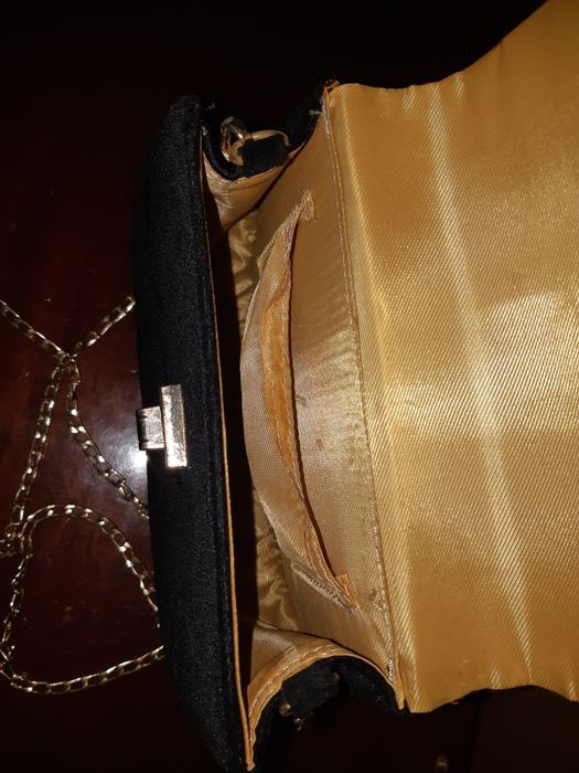 Сумки чёрные и клатч жемчужные