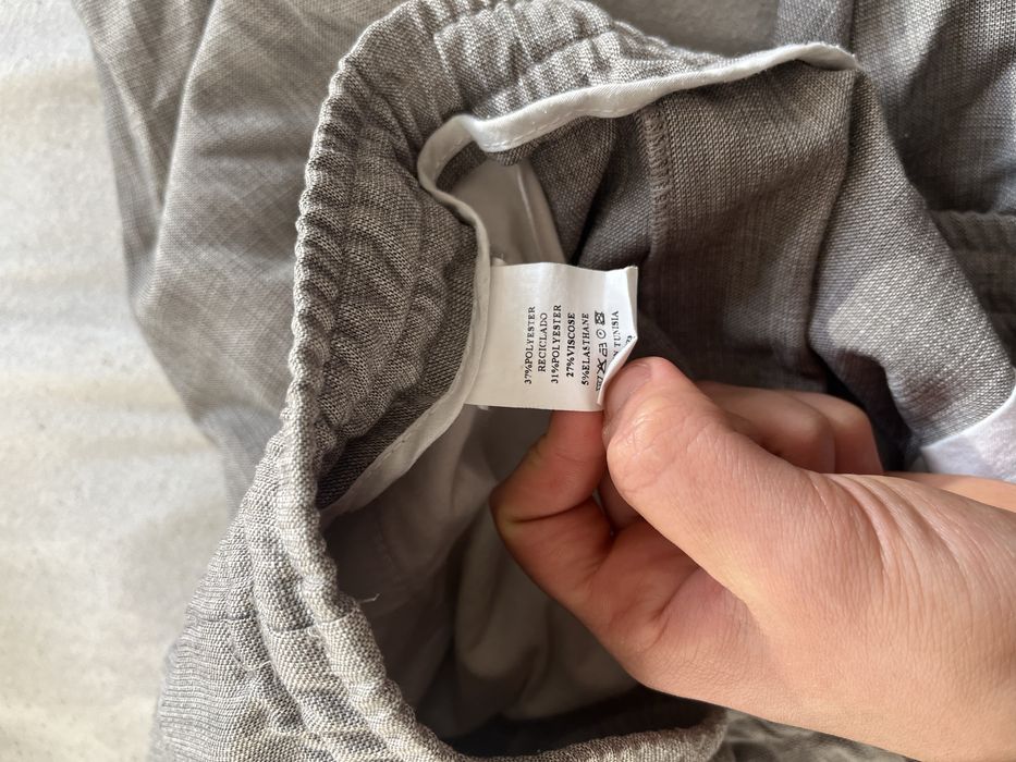 Pantaloni din material reciclabile