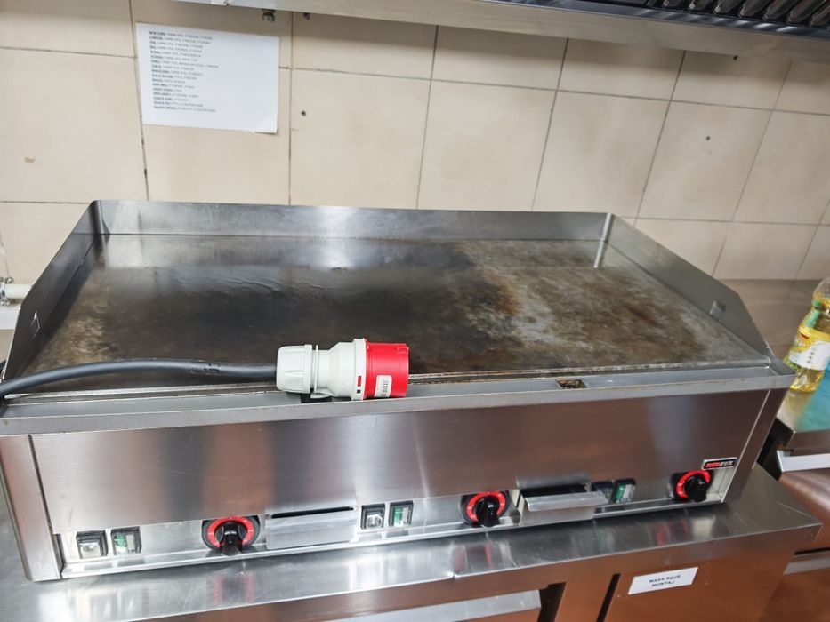 Vând plită trifazică cu 3 zone de gătit 9kw
