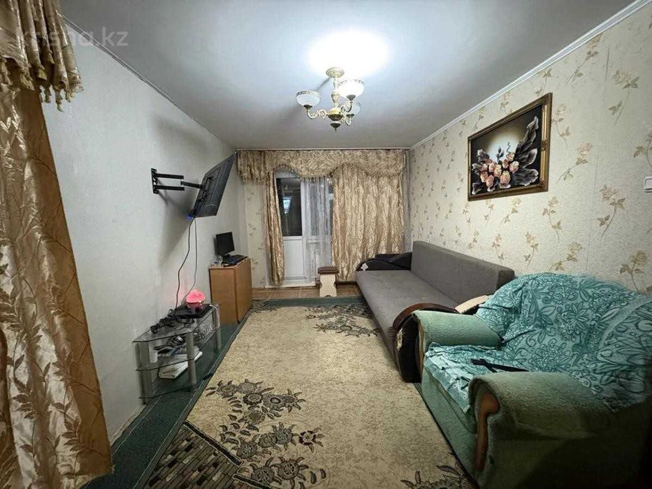 Трехкомнатная 9 мкрн  1 этаж