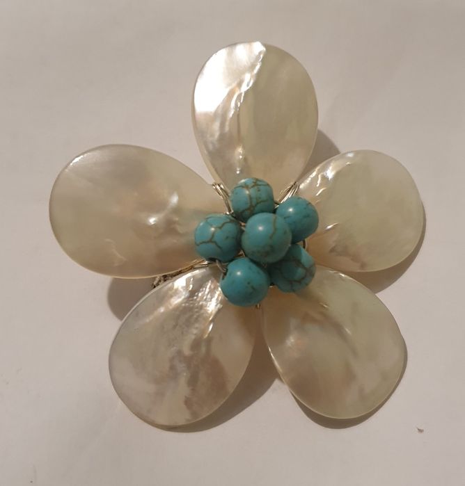 Brosa cu petale din scoici