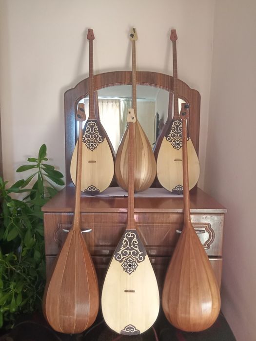 Домбыра сатамын.