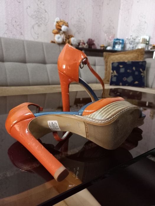 Обувь на каблуках в отличном состоянии