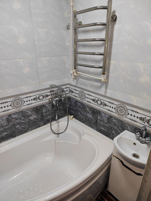 Kvartera sotiladi. 2 xona 3 xona qilingan. Galyorka dom. Birinchi etaj