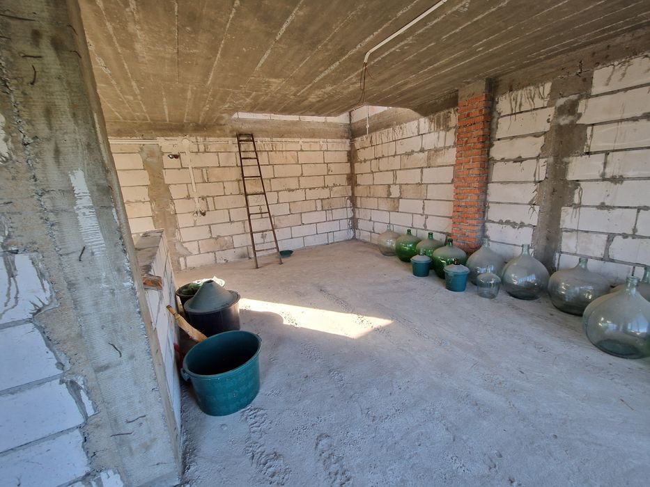 Casa la rosu din 2013 + teren 745 mp pe DN1  in Puchenii Mari