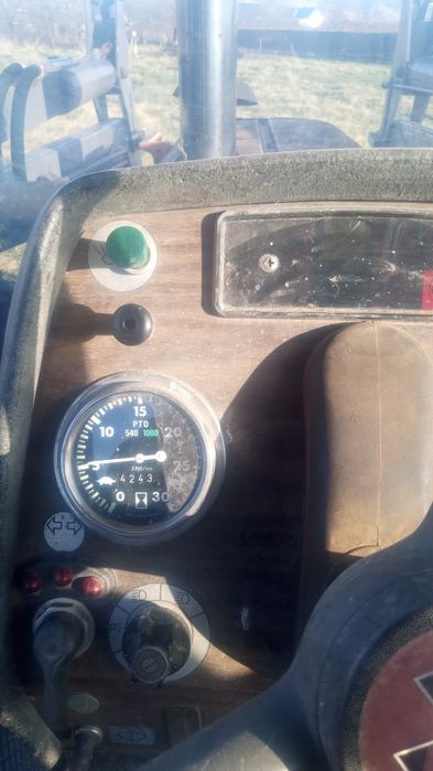 Vând tractor Massey Ferguson cu incarcator- 2640-4300 de ore