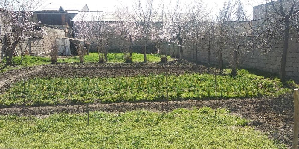 Yer sotiladi 2 xona Uy bor 8 sotix manzil Bektemir!