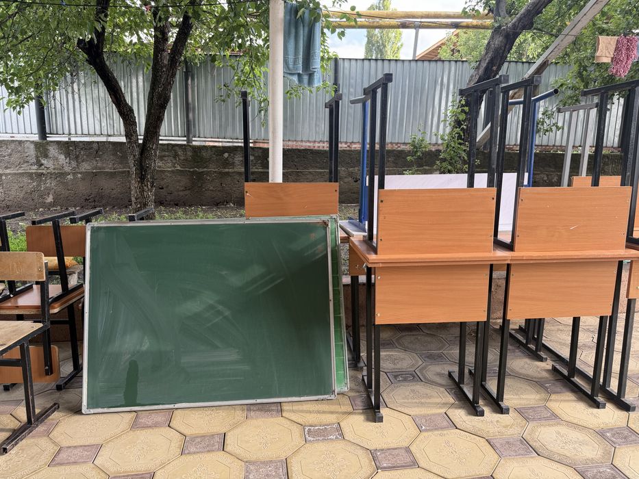 Парты стулья и доски