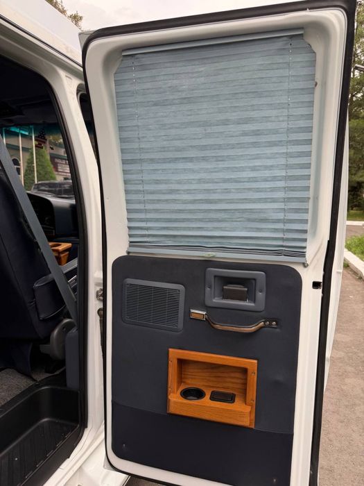 Ford Econoline 7 kishilik v8-5.5 mator