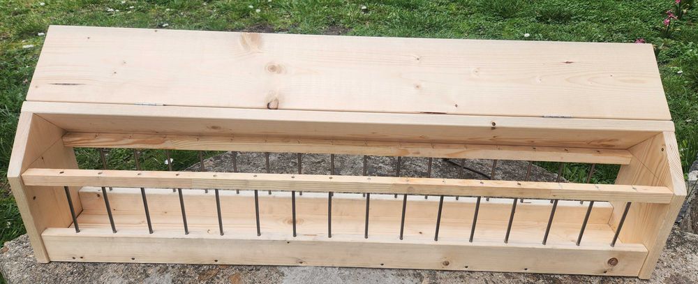 Дървена хранилка за гълъби