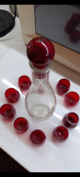 Продам набор графин и  10 рюмочек.