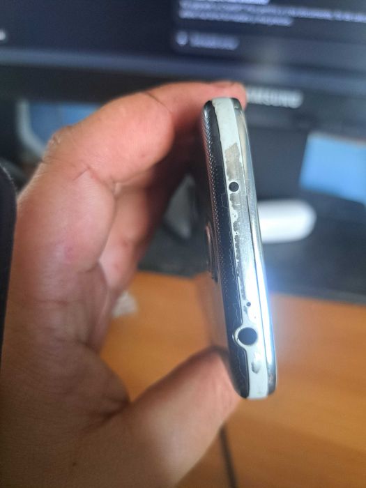 Samsung Galaxy S4 – Funcțional, stare estetică uzată